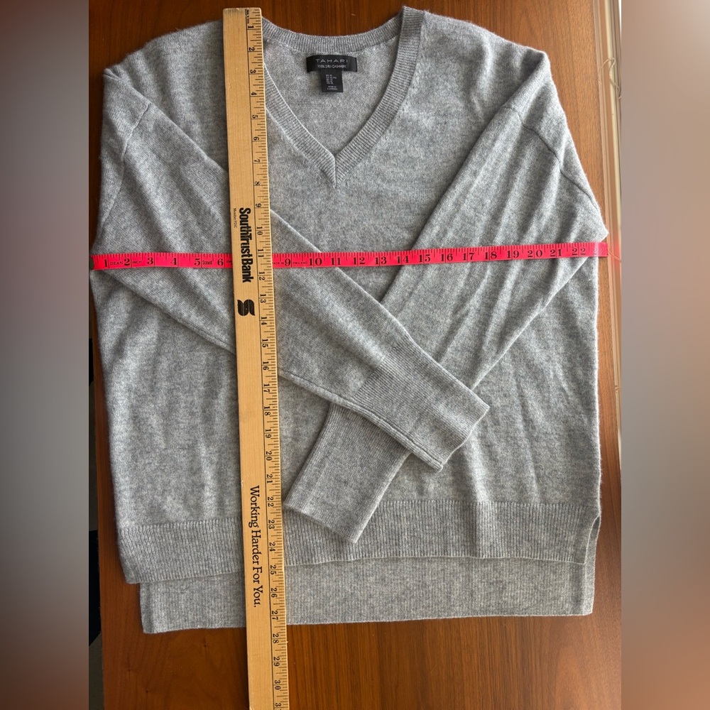 Tahari Light Gray cashmere like new V-Neck split tail Sweater XL - Picture 4 of 4